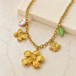 Primer plano que muestra los hermosos detalles delicados del collar floral dorado.