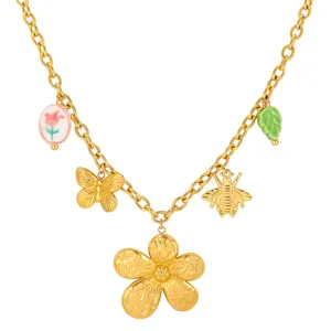 Collar con dijes bañado en oro inspirado en la naturaleza con flores, abejas y mariposas.