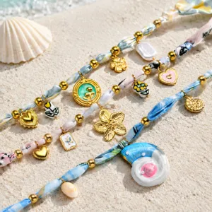 Collier foulard en tissu style bohème avec perles dorées et pendentifs fleurs pour femme