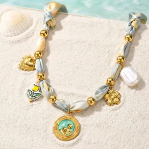 Vue détaillée du collier foulard en soie florale bohème avec divers pendentifs.