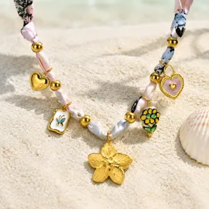 Collier foulard de style bohème de vacances avec des pendentifs de fleurs dorées et des perles.