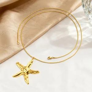 Collana con ciondolo a forma di stella marina in acciaio inox dorato, stile estivo.