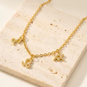 Collar con colgante de dijes de constelación del zodíaco dorado con circonitas cúbicas.
