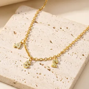 Collar con colgante de número letra personalizado bañado en oro con circonitas cúbicas.