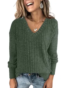 Vue détaillée du pull en tricot côtelé à col V et manches longues pour femme vert foncé.