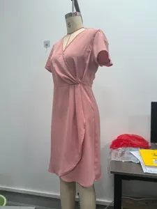 Abito a portafoglio rosa con scollo a V e maniche corte da donna, elegante cintura estiva casual.