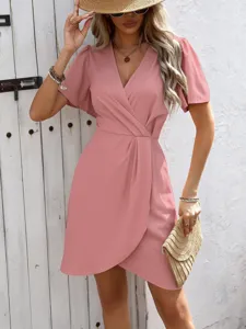 Vista dettagliata dell'elegante abito a portafoglio rosa con collo a V, maniche corte e cintura in vita.