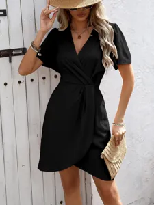 Vista dettagliata dell'abito a portafoglio nero da donna a maniche corte con scollo a V.