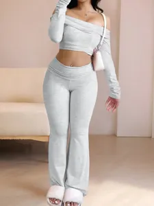 Elegantes schulterfreies Langarm Crop Top und modische Schlaghosen zweiteiliges Set Damen.