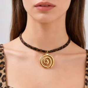 Girocollo in velluto leopardato con ciondolo a spirale dorata elegante gioiello da donna