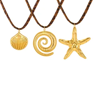 Collana con conchiglia e stella marina dorata stile mare con cordino in velluto leopardato.