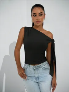 Elegantes schwarzes ärmelloses One-Shoulder-Top mit modischem Banddetail für den Sommer.