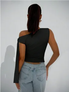 Detailansicht des schwarzen schulterfreien Tops mit seitlichem Bindeknoten und ärmellosem Schnitt.