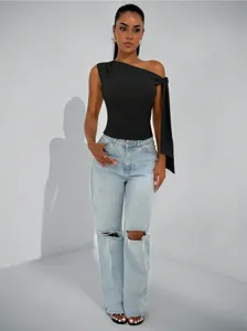 Elegantes schwarzes asymmetrisches ärmelloses Top mit stylischem Seitenknoten für den Sommer.
