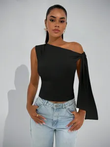 Detailansicht eines eleganten schwarzen One-Shoulder-Tops mit modischem Schleifendetail.