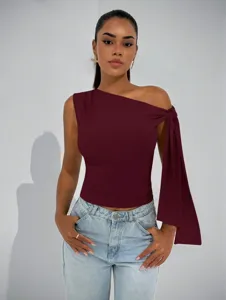Nahaufnahme Detail des burgunderroten schulterfreien ärmellosen Tops mit stilvollem Band.