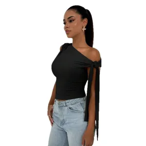 Ärmelloses schwarzes One-Schulter-Oberteil mit stylischem Seitenknoten Damen Sommer.
