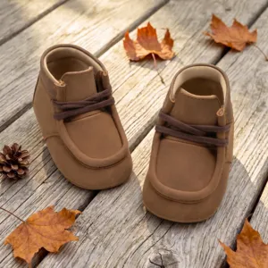 Braune Kleinkind-Laufschuhe mit weicher Sohle und Schnürung, ideal für die Herbstmode.