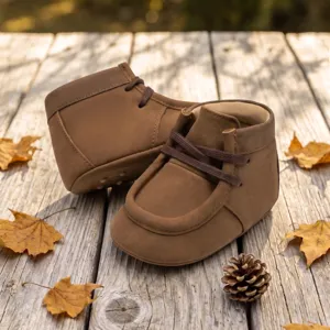 Braune Babyschuhe mit weicher Sohle, perfekte Herbst-Lauflernschuhe für Kleinkinder im Alltag.