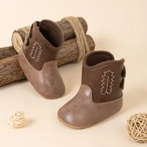 Vue détaillée de bottes de cowboy pour bébé en cuir PU souple avec broderie blanche.