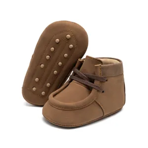 Braune Kleinkind Lauflernschuhe mit weicher rutschfester Sohle und Schnürung für Babys.