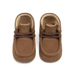 Nahaufnahme Details brauner Kleinkind Weichboden Lauflernschuhe mit feinen Nähten und Schnürung.