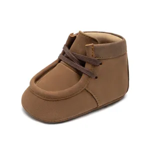 Detailansicht brauner Kleinkinder-Lauflernschuhe aus weichem Wildleder-Imitat für den Herbst.