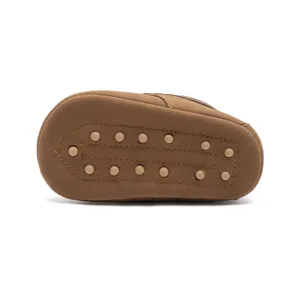 Details der braunen Baby Lauflernschuhe Sohle, rutschfeste Noppen aus Gummi unten.