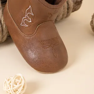 Bottes de cowboy marron pour bébé avec broderie détaillée et cuir PU souple pour les tout-petits.