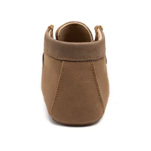 Braune Babystiefel Fersen Detail mit weichem Wildleder Material und sauberer Naht Verarbeitung.