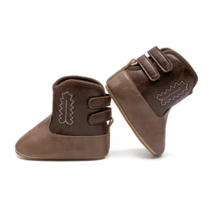 Bottes de cowboy pour bébés en cuir PU marron, gros plan montrant les broderies et la semelle.