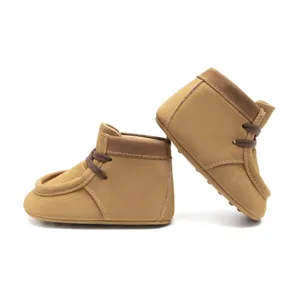 Baby Winterstiefel Detailansicht, weiche Sohle, braune Wildleder Lauflernschuhe Nahaufnahme.
