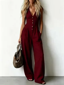 Tuta smanicata rosso scuro con scollo a V e bottoni anteriori. Stile elegante e moderno.