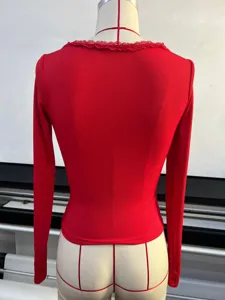 Détail de la vue arrière du haut à manches longues côtelé rouge avec col en dentelle fin.