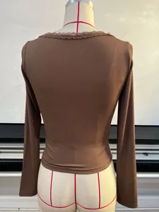 Détail dos haut manches longues côtelé marron pour femme avec col en dentelle délicate.