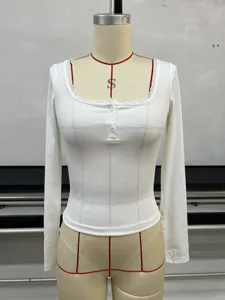 Top à manches longues côtelé et ajusté pour femme avec bordure en dentelle et boutons.