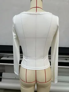 Top à manches longues côtelé blanc pour femmes avec détail de col en dentelle fine.