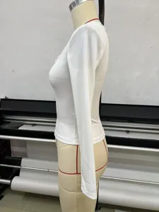 Vue de détail d'un haut à manches longues et col V côtelé blanc pour femme sur mannequin, élégant.