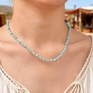Detailansicht der blauen Perlenkette im Boho-Stil mit goldenen Elementen, eleganter Urlaubsschmuck.