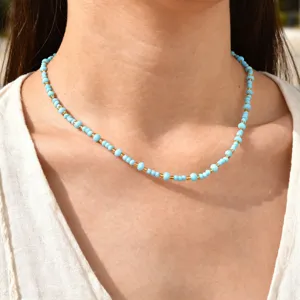 Böhmische blaue Perlenkette Detailaufnahme mit türkisen und goldenen Perlen am Hals nah