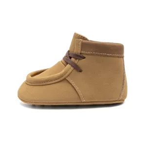 Baby braune Wildleder Lauflernschuhe mit weicher Sohle, kuschelige Winterstiefel Detail.