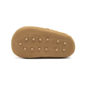 Detailansicht der Babyschuhsohle aus weichem Wildleder mit rutschfesten Gummipunkten.