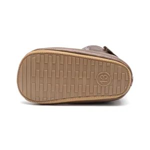 Vue de détail de la semelle de botte pour bébé marron avec texture antidérapante.