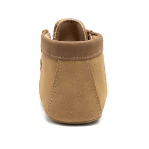 Detailaufnahme der braunen Babyschuhe von hinten, weiches Veloursleder mit Nahtdetails.