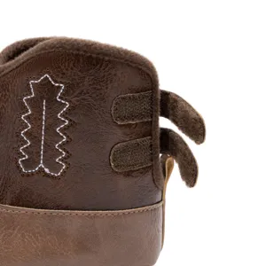 Bottes bebe en cuir PU marron detail avec doublure polaire et fermetures velcro confortables.