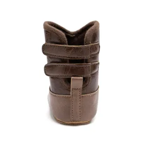 Bottes bébé en cuir PU marron vue de détail, doublure en peluche chaude et double brides.