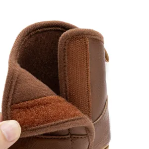 Détails bottes bébé marron, chaussures souples PU cuir nourrisson doublure chaude velcro.