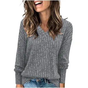 Femme haut à manches longues col V en tricot côtelé vue de détail, pull gris doux et décontracté.