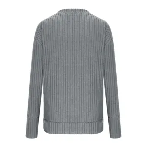 Vue détaillée d'un pull-over gris côtelé à manches longues pour femme et sa texture.