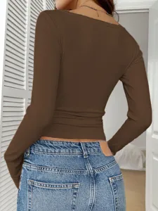 Haut moulant à manches longues pour femme, tricot côtelé, détail de mode automne.